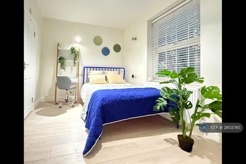 1 bedroom in a house share to rent, Westway, London, W12