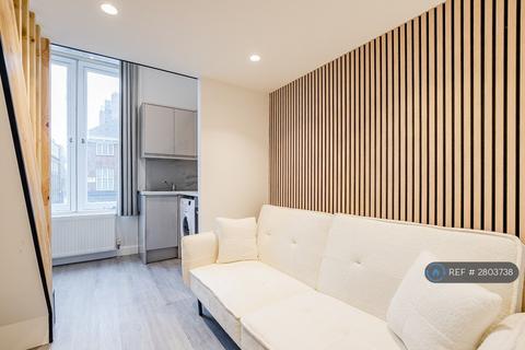 Studio to rent, Edgware Road, London, W2