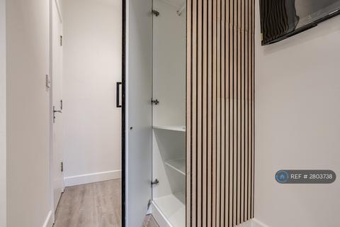 Studio to rent, Edgware Road, London, W2