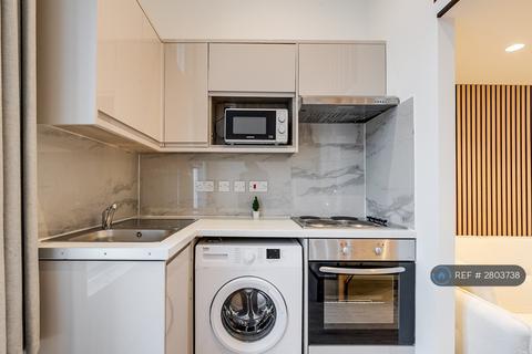 Studio to rent, Edgware Road, London, W2
