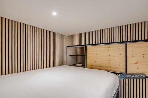 Studio to rent, Edgware Road, London, W2