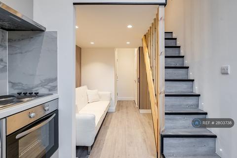 Studio to rent, Edgware Road, London, W2