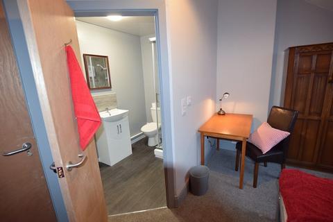 1 bedroom in a house share to rent, Room 4