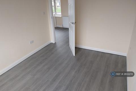 3 bedroom semi-detached house to rent, Poynters Road, Dunstable, LU5
