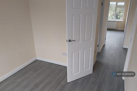 3 bedroom semi-detached house to rent, Poynters Road, Dunstable, LU5
