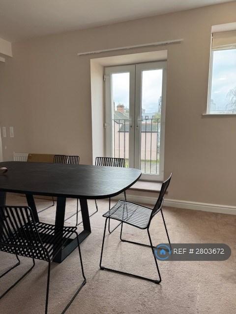 Gillmore Dining &amp; Balcony