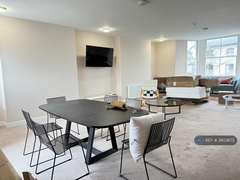 Assembling Furniture - Through Lounge