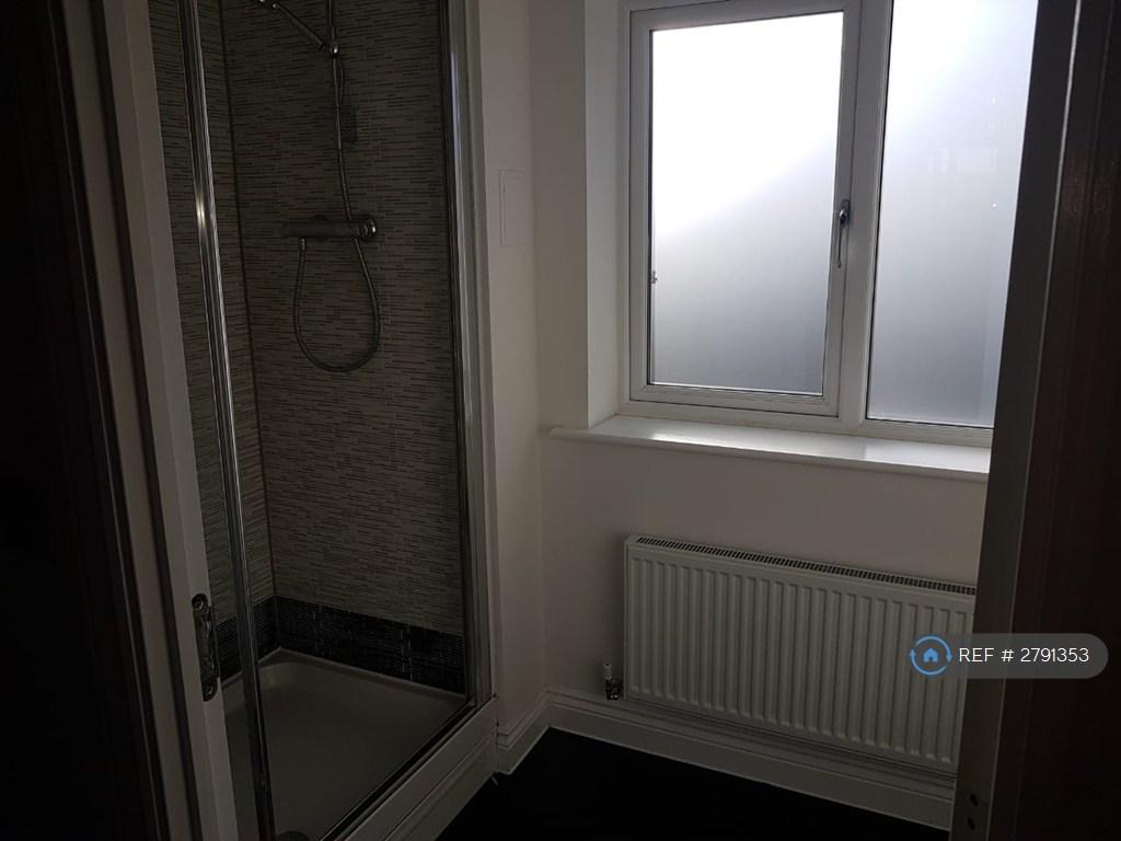 Master Ensuite - 2