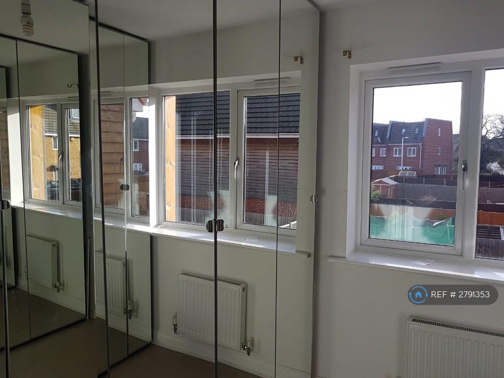 Walkin Wardrobes /Bedroom 4