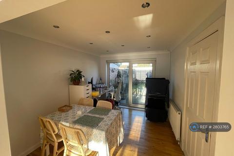 3 bedroom semi-detached house to rent, Hag Hill Rise, Maidenhead, SL6