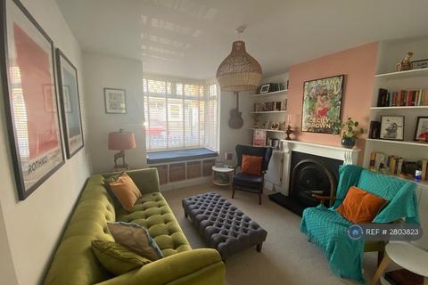 2 bedroom end of terrace house to rent, Lyndale Road, Redhill, RH1