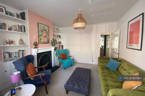 2 bedroom end of terrace house to rent, Lyndale Road, Redhill, RH1