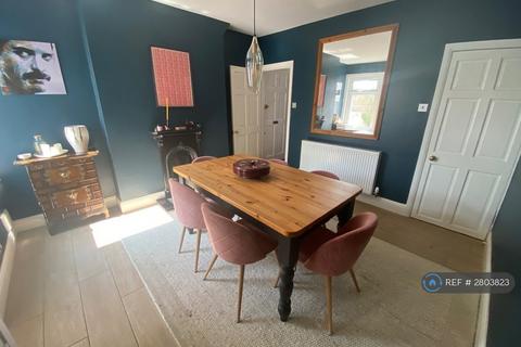 2 bedroom end of terrace house to rent, Lyndale Road, Redhill, RH1