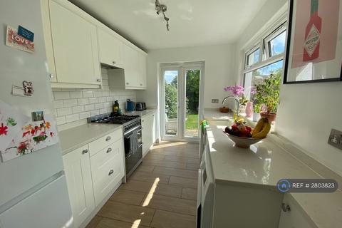 2 bedroom end of terrace house to rent, Lyndale Road, Redhill, RH1