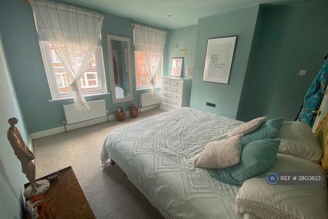2 bedroom end of terrace house to rent, Lyndale Road, Redhill, RH1