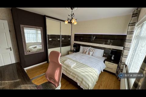 3 bedroom semi-detached house to rent, Edward Road, Northolt, UB5