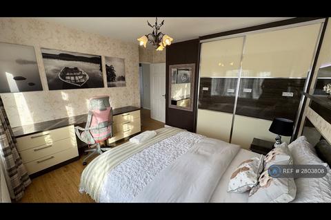 3 bedroom semi-detached house to rent, Edward Road, Northolt, UB5