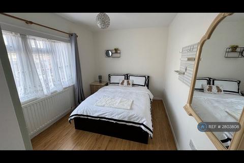3 bedroom semi-detached house to rent, Edward Road, Northolt, UB5