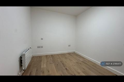 2 bedroom flat to rent, Rathbone Market, London, E16