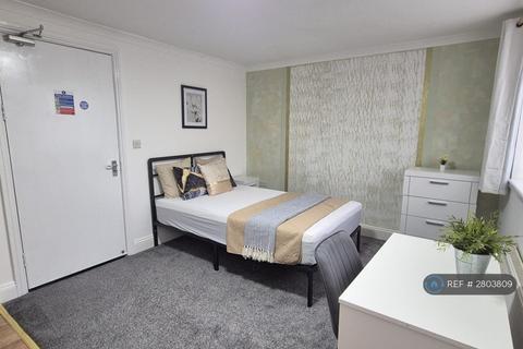 Studio to rent, Village Way, Pinner, HA5