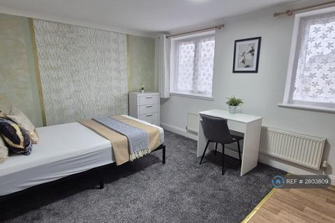 Studio to rent, Village Way, Pinner, HA5