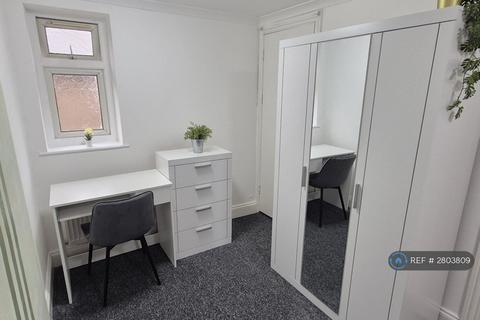 Studio to rent, Village Way, Pinner, HA5