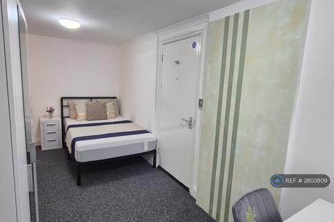 Studio to rent, Village Way, Pinner, HA5