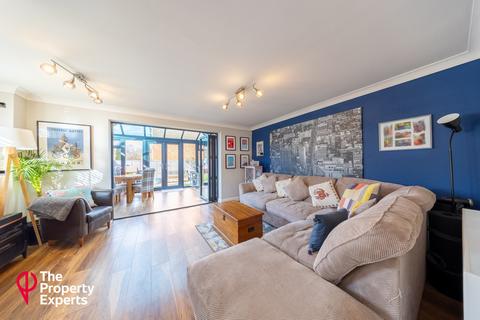 3 bedroom end of terrace house for sale, Rayner Drive, Reading, RG2