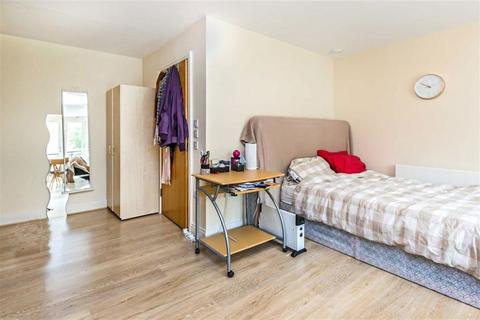 Studio to rent, George Mathers Road, London SE11