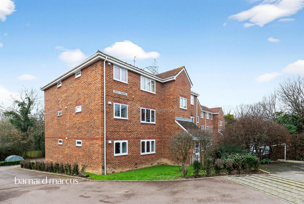 Detached house exterior, driveway