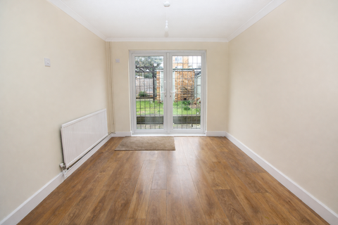 4 bedroom terraced house to rent, Abbs Cross Gardens, RM12