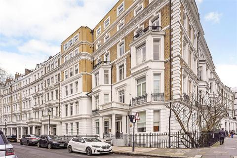 3 bedroom flat to rent, Courtfield Gardens, South Kensington, SW5