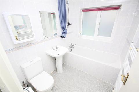 3 bedroom semi-detached house to rent, Beddington Road, Orpington