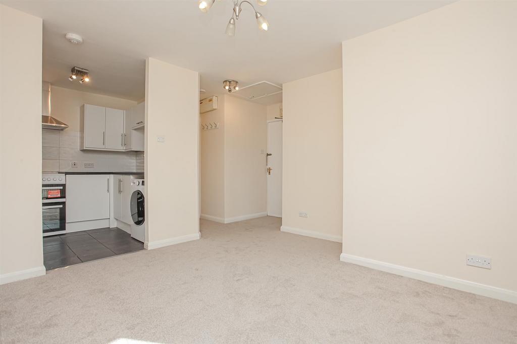 Flat 3, 54 Lyne Road (17).jpg
