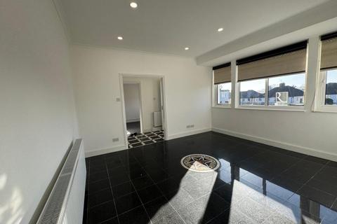 2 bedroom detached house to rent, Ridge Close, London NW4