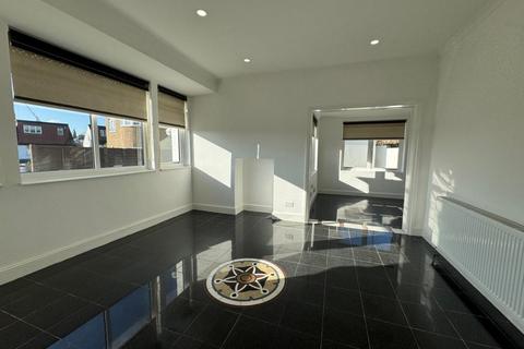 2 bedroom detached house to rent, Ridge Close, London NW4