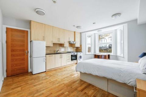 Studio to rent, Windsor Road, London W5