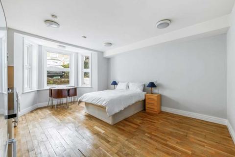 Studio to rent, Windsor Road, London W5