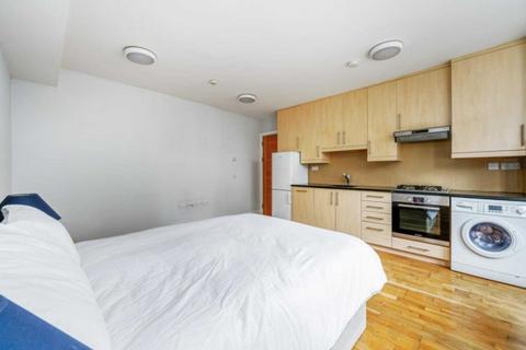 Studio to rent, Windsor Road, London W5