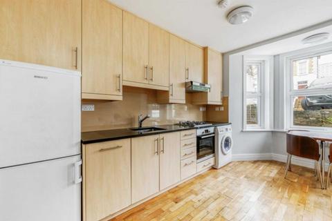 Studio to rent, Windsor Road, London W5