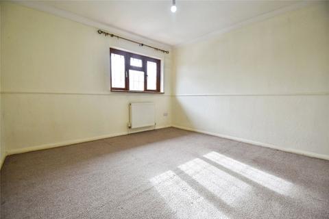 3 bedroom end of terrace house to rent, Thatches Grove, Romford RM6