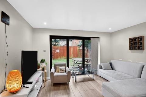 4 bedroom terraced house for sale, Alanthus Close, London