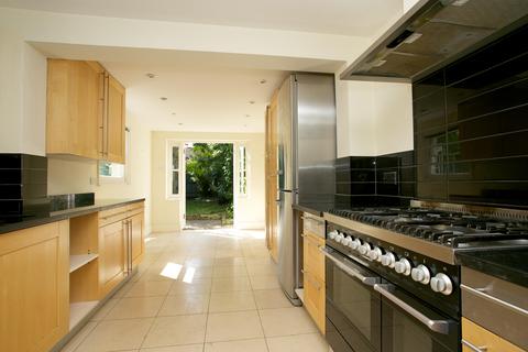 3 bedroom terraced house to rent, Idmiston Road London SE27