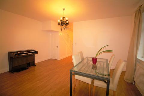 3 bedroom semi-detached house to rent, Orford Road, London