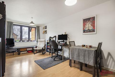 Riverside Close, E5