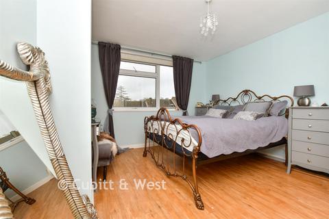 4 bedroom terraced house for sale, Harkness Close, Epsom KT17