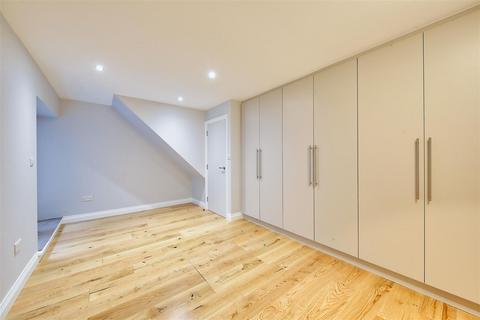 2 bedroom flat to rent, Garratt Lane, London