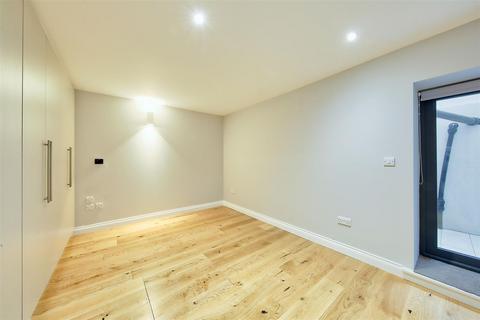 2 bedroom flat to rent, Garratt Lane, London