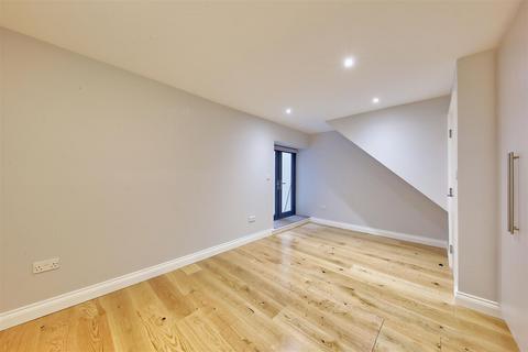 2 bedroom flat to rent, Garratt Lane, London