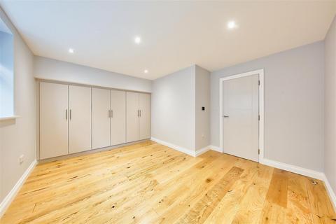 2 bedroom flat to rent, Garratt Lane, London